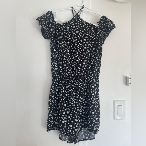 🎉 3/$10 - Patterned Romper 🦋 - Picture 1 of 2